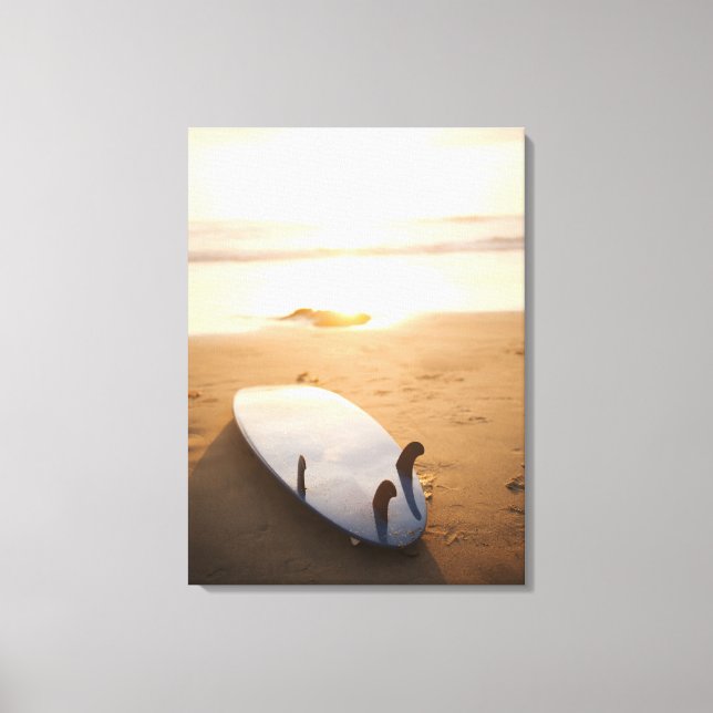 Lienzo Surfboard en la playa al atardecer (Anverso)