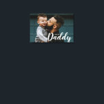 Lienzo Te amo, papá Personalizado.<br><div class="desc">¡Muéstrale a papá tu amor con la imagen de tela personalizado de "I Love You Daddy"! Con su foto favorita y su mensaje más sincero, esta impresión elegante y duradera es un regalo perfecto para el Día del Padre, cumpleaños o cualquier ocasión especial. Un conservador único que apreciará para siempre....</div>