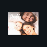 Lienzo Te queremos papá, Personalizado, foto, primer día<br><div class="desc">Pon una sonrisa en su cara cada vez que ve esta huella de lienzo. Celebren al asombroso padre que está en el primer día de su padre con esta especial huella de personalizable. Presentando las palabras "Te amamos papá" en un estilo moderno de tipografía en san serif y escritura a...</div>