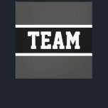 Lienzo TEAM Negrita Atlético Oscuro Gris Rayos Blancos Ne<br><div class="desc">Este diseño atlético presenta texto en negrita de TEAM dentro de una banda negra realzada con pinzas blancas contra rayas de fondo gris oscuro. El texto se puede personalizar.</div>