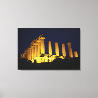 Templo griego de noche con amarillos y naranjas