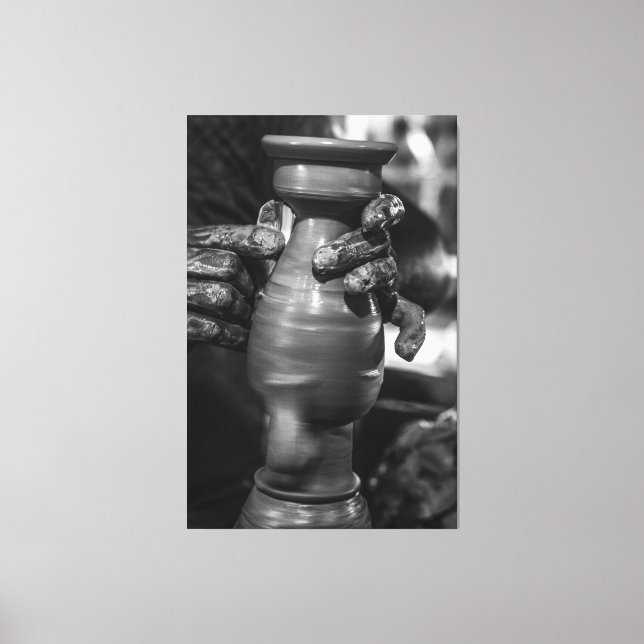 Lienzo The Master’s Touch: Traditional Pottery Shaping in (Anverso)