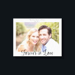 Lienzo Tipografía Boda moderna para siempre enamorada<br><div class="desc">Tipografía Boda moderna para siempre en la impresión de lienzo fotográfico de amor. Recuerde su boda, aniversario o día especial durante años para venir con este lienzo personalizado con su foto y nuestra tipografía elegante. Fácil de personalizar con texto, fuentes y colores. Creado por el diseñador Zazzle pro BK Thompson...</div>