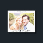 Lienzo Tipografía Boda moderna para siempre enamorada<br><div class="desc">Tipografía Boda moderna para siempre en la impresión de lienzo fotográfico de amor. Recuerde su boda, aniversario o día especial durante años para venir con este lienzo personalizado con su foto y nuestra tipografía elegante. Fácil de personalizar con texto, fuentes y colores. Creado por el diseñador Zazzle pro BK Thompson...</div>