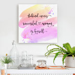 Lienzo Tipografía exitosa de escritura de color rosa para<br><div class="desc">"Detrás de cada mujer exitosa está ella misma". Entonces, ¿quién necesita al Príncipe Encantador? Haz tu propio "feliz siempre después" y abraza el "poder chica" mientras miras este elegante y colorido arte en la pared de tela inspiradora feminista con tipografía de escritura dulce manuscrita negra sobre un salpicón amarillo, melocotón,...</div>