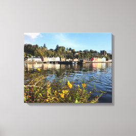 Lienzo Tobermory, Isla de Mull, Escocia con flores