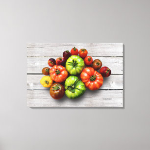 Lienzo Tomates rayados coloridos en mesa desgastada
