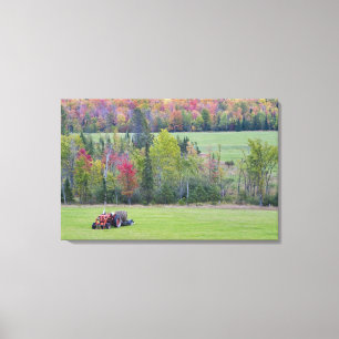 Lienzo Tractor con paja de heno en campo verde con