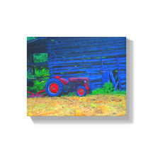 Tractor rojo enfrente del granero