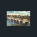 Lienzo Tren - Puente del Arco de Piedra Cruzado<br><div class="desc">En 1943 se creó el puente del Arco de Piedra Tren-Crossing,  Minneapolis,  MN - Minneapolis,  MN. Esta imagen muestra escenas de Minneapolis,  MN.</div>