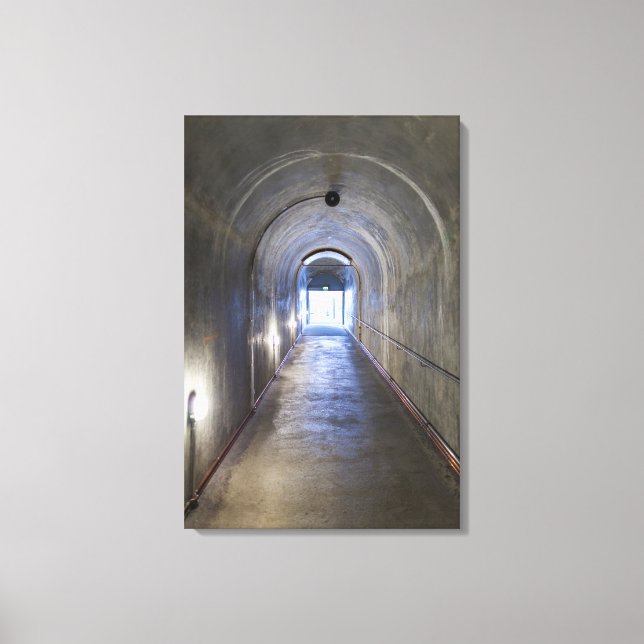 Lienzo Túnel de hormigón en un búnker nazi (Anverso)