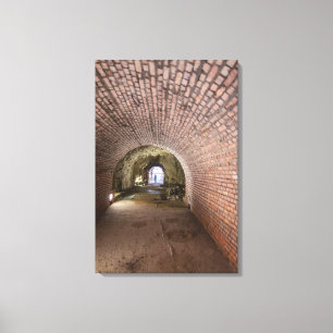 Lienzo Túnel de ladrillo en un bunker militar