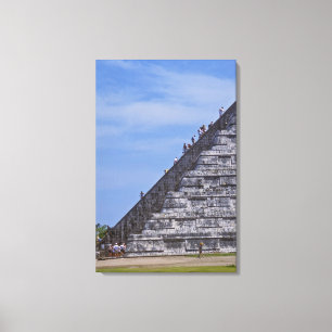 Lienzo Turistas trepando escaleras en las ruinas de El