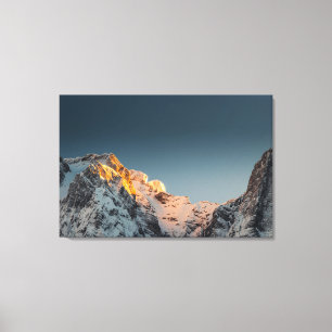 Lienzo Última luz antes de la puesta de sol en las montañ