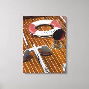 Lienzo Un ancla y una Vida-Boya en un barco de madera