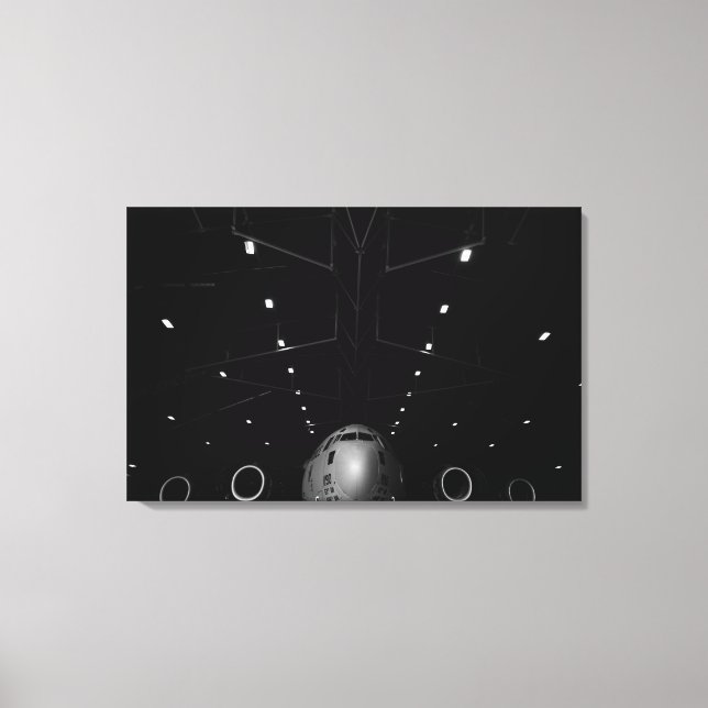 Lienzo Un C-17 Globemaster III sentado en un hangar (Anverso)