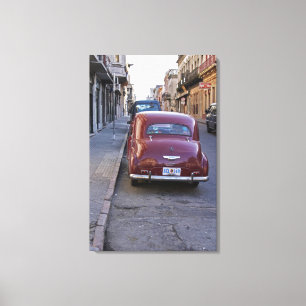 Lienzo Un clásico Peugeot rojo antiguo estacionado en una