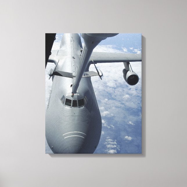 Lienzo Un extensor KC-10 se prepara para repostar un gala (Anverso)