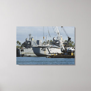 Lienzo Un F-15 Eagle consigue una elevación de una grúa