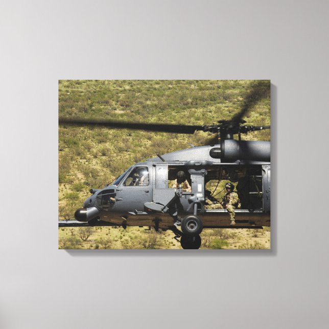 Lienzo Un HH-60 Pave Hawk vuela sobre el desierto (Anverso)