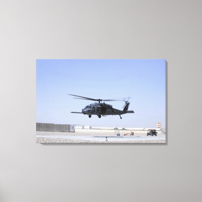 Lienzo Un HH-60G Pave Hawk despegando del Camp Bastio (Anverso)