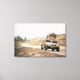Lienzo Un Humvee conduce seguridad