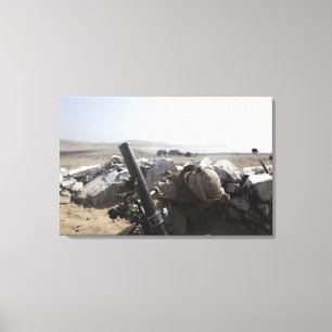 Lienzo Un infante de marina de los E.E.U.U. enciende un