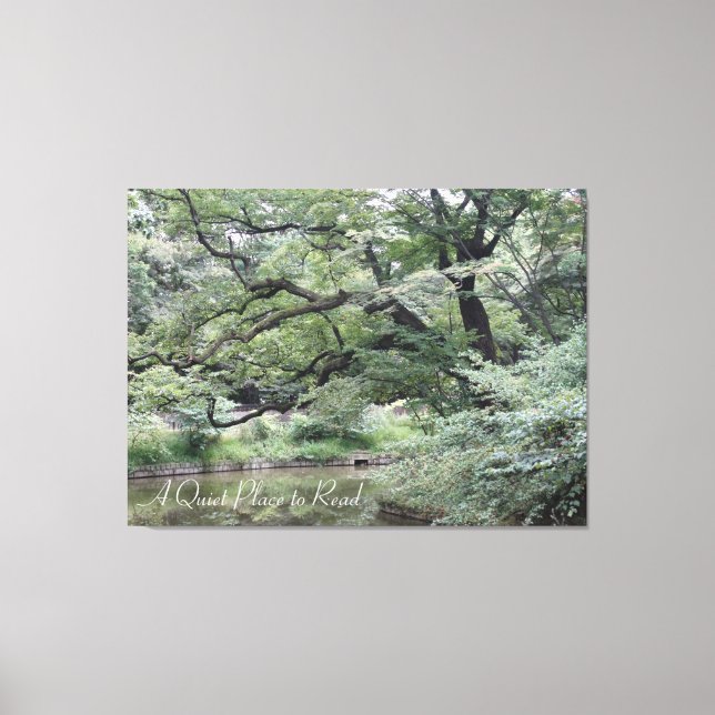 Lienzo Un lugar tranquilo para leer junto al agua, bajo l (Anverso)