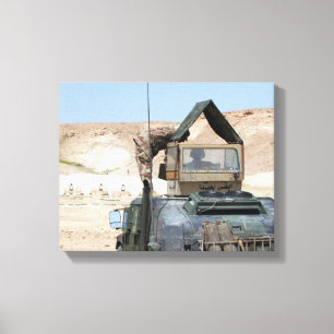 Lienzo Un más soldiier da instrucciones a un soldado