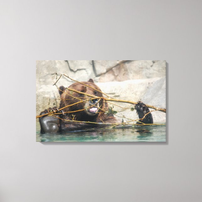 Lienzo Un oso pardo jugando en el agua (Anverso)