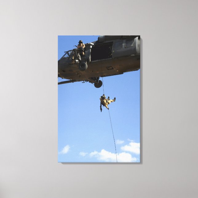 Lienzo Un pararescueman rappels de un HH-60 (Anverso)