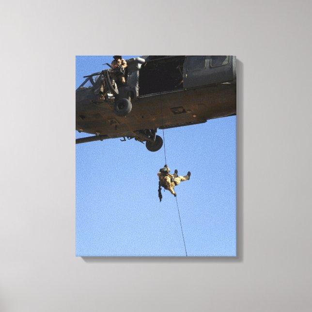 Lienzo Un pararescueman rappels de un HH-60 (Anverso)