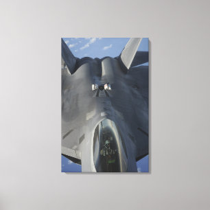 Lienzo Un rapaz F-22 se traslada a la posición para
