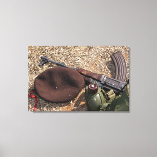 Lienzo Un rifle, militar cubre y cantina