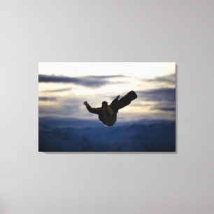 Lienzo Un snowboarder de sexo masculino hace un salto