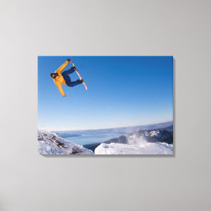 Lienzo Un snowboarder hace girar apagado un salto en la