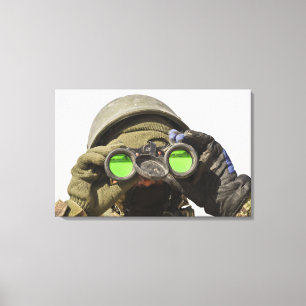 Lienzo Un soldado afgano explora el horizonte