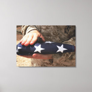 Lienzo Un soldado sostiene la bandera de Estados Unidos