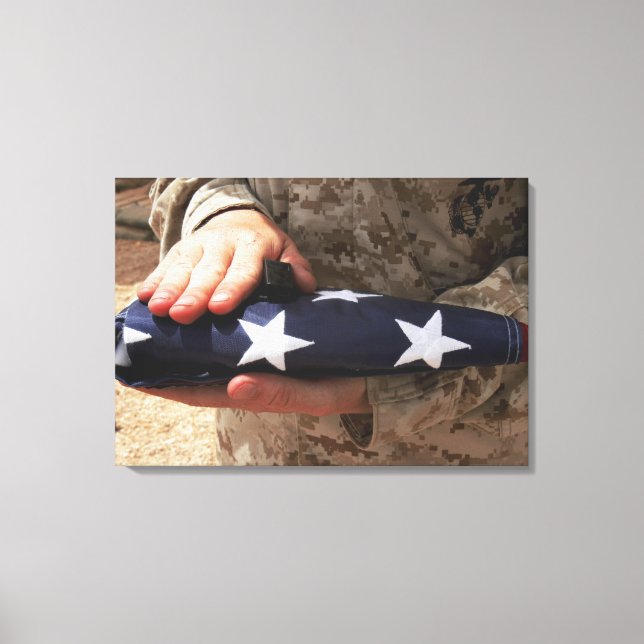 Lienzo Un soldado sostiene la bandera de los Estados Unid (Anverso)