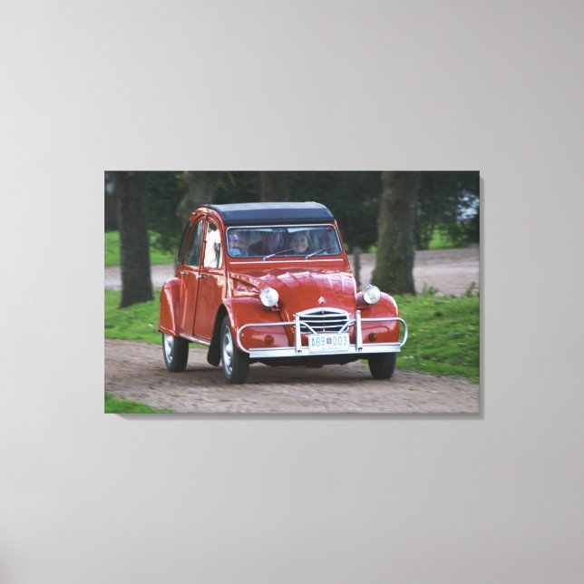 Lienzo Un viejo Citroen 2CV rojo con una mujer sonriente (Anverso)