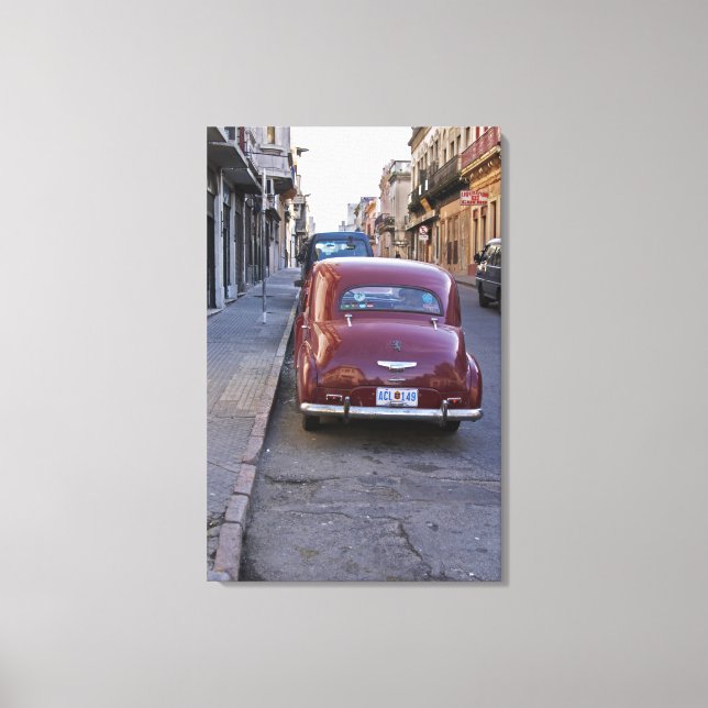 Lienzo Un viejo y clásico auto Peugeot rojo estacionado e (Anverso)