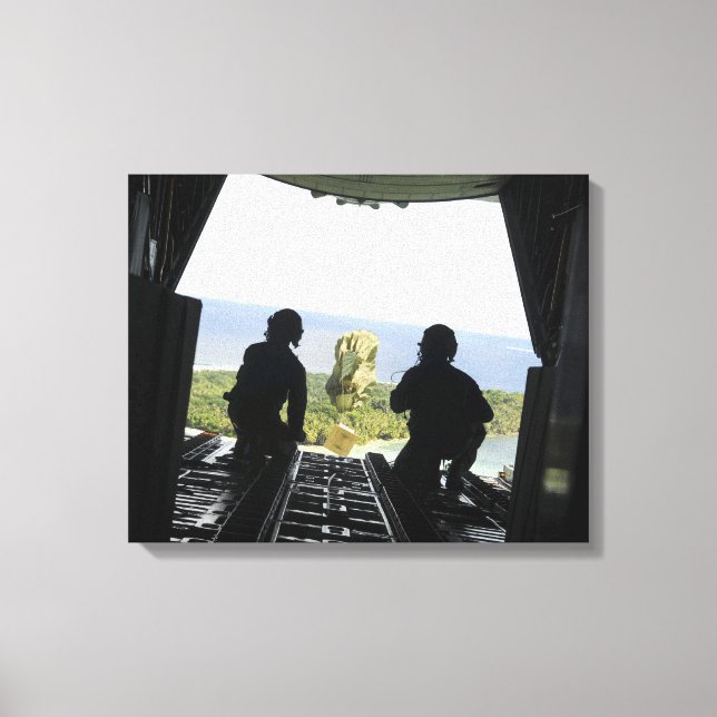 Lienzo Una caja de artículos humanitarios (Anverso)