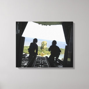 Lienzo Una caja de mercancías humanitarias