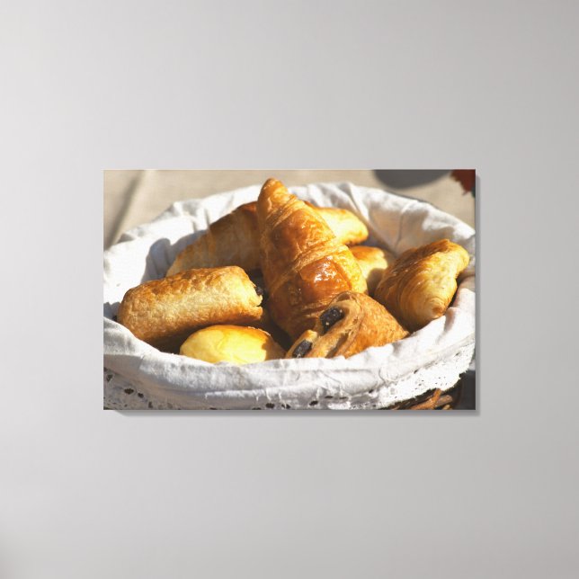 Lienzo Una cesta de mimbre para desayuno con croissants,  (Anverso)