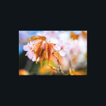 Lienzo Una Encantadora Flor De Sakura En Una Tormenta En<br><div class="desc">Una flor de sakura rosa suave y encantadora sobre una rama de árbol. hojas de naranja y escalas de abdomen. El fondo multicolor de los cerezos en flor. Una pintura digital extra grande de una fotografía. Impresión de lienzos floridos y estirados para decorar tu lugar o para ser usados como...</div>