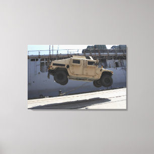 Lienzo Una grúa levanta un M998 Humvee