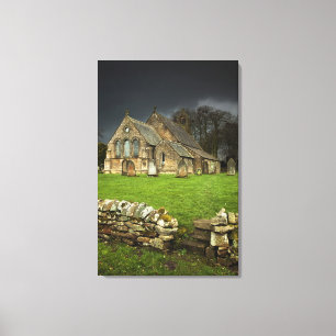 Lienzo Una iglesia vieja debajo de un cielo oscuro