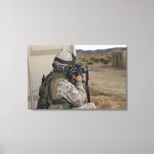 Lienzo Una infantería explora