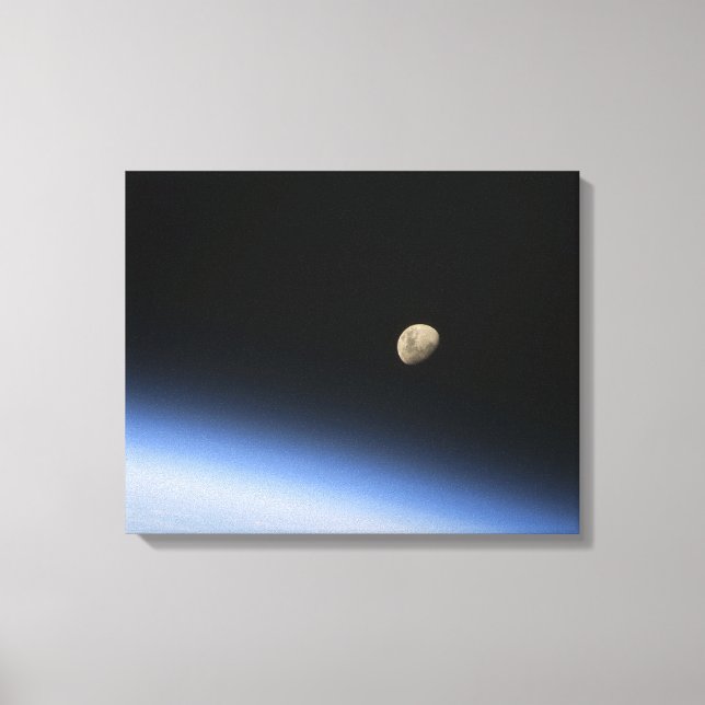 Lienzo Una luna gigante visible sobre la atmósfera de la  (Anverso)