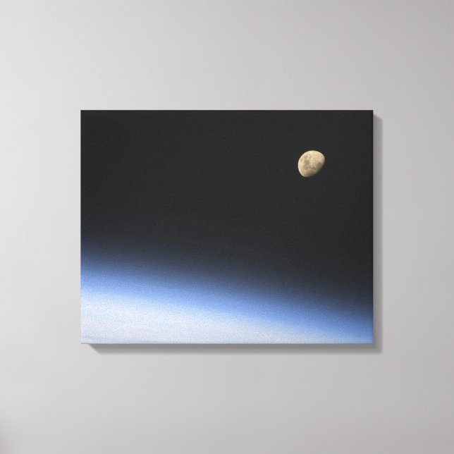 Lienzo Una luna gigante visible sobre la atmósfera de la  (Anverso)